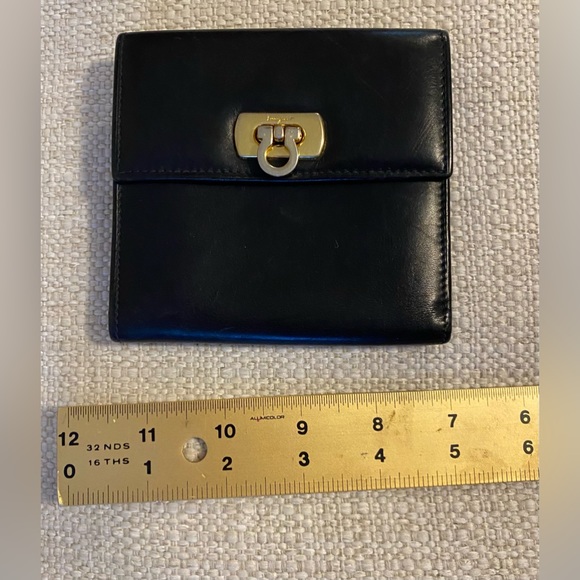 Salvatore Ferragamo Gancini
Wallet Card Bill Coin Black
Leather Medium Kisslock - Picture 13 of 14